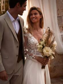 Sleek Long Sleeve A-Line Wedding Dress With Deep V Neckline And High Side Slit – Luxe Floor-Length Ivory Bridal Gown Featuring A Dramatic Plunge Front, Elegant Full-Length Sleeves, And A Flowing A-Line Silhouette With A Graceful Leg Slit. This Sophisticated Gown Offers A Modern And Alluring Look, Perfect For Creating An Enchanting And Captivating Bridal Moment. Ideal For Weddings, Holiday Celebrations, Christmas Galas, Halloween Festivities, Prom Nights, Birthday Soirees, Anniversary Dinners, And Special Evenings. A Stunning Formal Gown Suitable For Bridal Ceremonies, Wedding Receptions, Festive Events, Formal Dinners, Graduation Balls, Homecoming Dances, Cocktail Receptions, Bridal Party Attire, And Unforgettable Celebration Moments. - 白色 - 查看 5