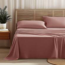 This Plain Microfiber 3/4-Piece Bedding Set Includes A Flat Sheet, Bedspread, And 1/2 Pillowcases. Available In A Variety Of Sizes: Single (90x200+25 Cm), Double (135x200+25 Cm), Queen (150x200+25 Cm), And King (180x200+25 Cm). Suitable For Bedrooms, Apartments, And Hotels, It's Ideal For Students, Couples, And Families With Different Sleep Needs. - 粉色 - 查看 10