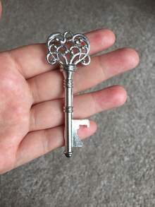 This Vintage Bottle Opener Is Shaped Like A Crown Key, Making It A Unique And Charming Addition To Your Bar Or Kitchen. Ideal As A Small Wedding Party Gift Or A Fun Kitchen Gadget. - 銀色 - 查看 2