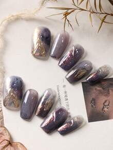 Kit com 10 unhas postiças acrílicas curtas com glitter roxo, cinza e dourado. Inclui 1 cartela de adesivos e 1 mini lixa para unhas. - Multicolorido - Ver 4