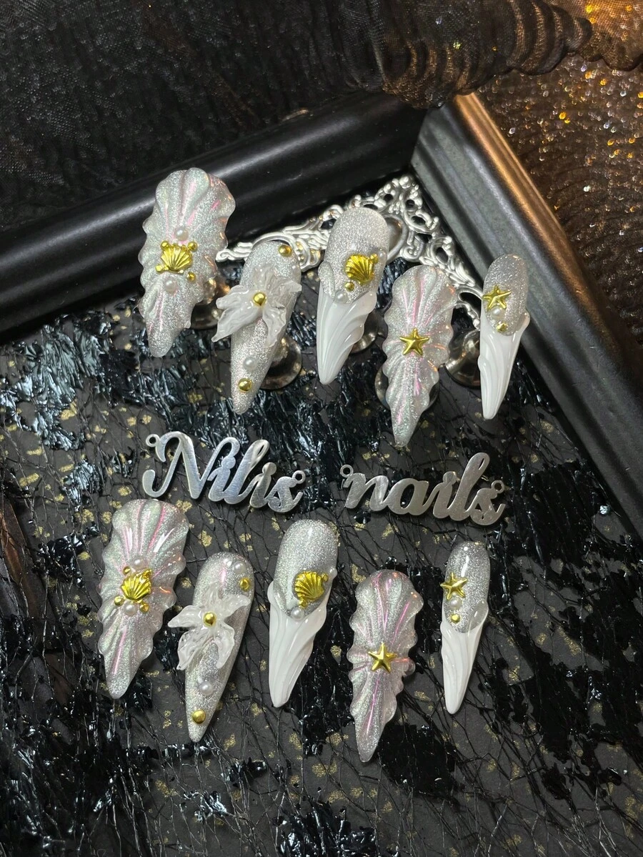 10片装尖头亚克力美甲套装，银色猫眼美甲，白色法式美甲，3D立体花朵贝壳钢珠美甲配件装饰设计，搭配贝壳和星星，手绘三维水滴线条，Y2K风格美甲套装，适合女性和女孩，节日、日常海滩和派对使用，配备1个迷你指甲锉和1个双面胶标签美甲用品，手工按压式美甲。