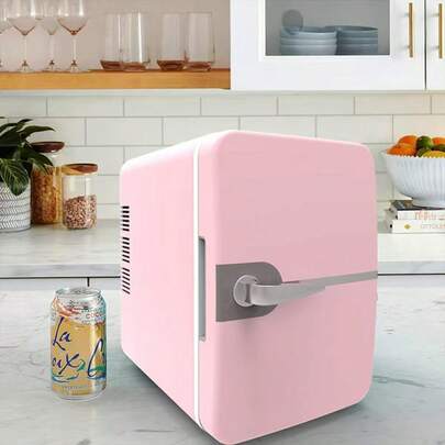 スタイリッシュでミニマルなデザインのミニ冷蔵庫。シンプルなハンドルが特徴で、フェイスマスクや化粧品の鮮度保持に最適です。静音設計で、ご家庭でも車内でもお使いいただけます。寝室、キッチン、車内でも使用でき、冷暖房機能も備えています。4L（コーラ缶6本分）の容量で、車のシガーソケットと日本の標準プラグが付属しています。完全に凍結するものではありませんので、冷凍保存が必要な場合はご購入をお控えください。