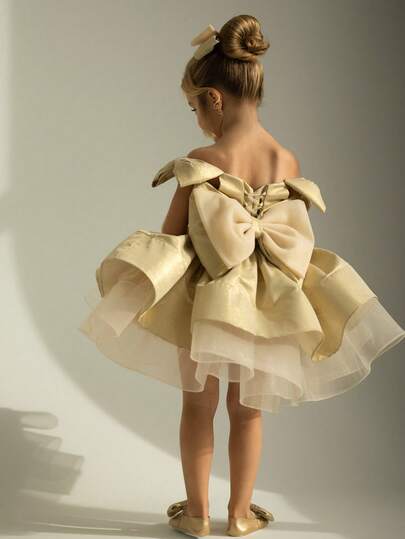 少女露肩露背大蝴蝶结蓬蓬裙优雅公主裙，适合女孩时装秀、表演、派对、高端生日派对等场合。