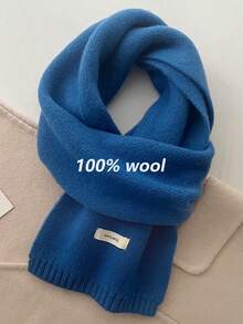 1条纯羊毛三角围巾，用途广泛，保暖性极佳，适合冬季佩戴，可作头饰或时尚多功能礼品。