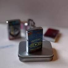 Fallout Themed Collection Lighters Set - 4 Unique Post-Apocalyptic Vintage Metal Lighters, Uses Lighter Fluid, Classic Flint Wheel And Windproof Design, Various Retro-Futuristic Designs, Perfect Gift For Men And Women, No Battery - 藍色 - 查看 7