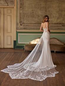 Alluringly Delicate Spaghetti Strap Deep V Lace Satin Mermaid Wedding Dress With Lace Train, Wedding Dresses For Bride, Elegant And Comfortable, Includes Plus Sizes, Bridal Gown, Formal Dresses For Women, Suitable For Wedding, Party, Vacation, Bride, Formal Occasions, Dinner Dress, Prom Dress, After-Party Dress, Homecoming Dress, Cocktail Party, Birthday Party, Celebration, Gala, Festival, Ceremony - trắng - Xem 2