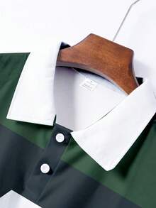 Camisa polo de hombre con bloques de color retro y rayas, diseño de patchwork verde y verde oscuro con estampado del número 4, cuello blanco, botones, estilo deportivo vintage que se encuentra con el estilo urbano, tela cómoda para uso casual, viajes y salidas de pareja en otoño