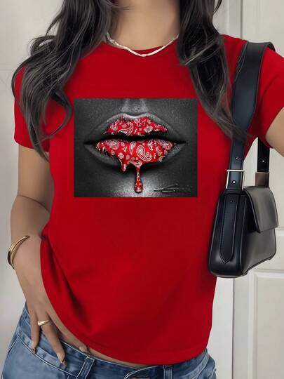 Labios rojos con patrón de pa?uelo y efecto de pintura brillante que transmiten fuerza y pasión en camiseta de mujer 100% algodón 220g