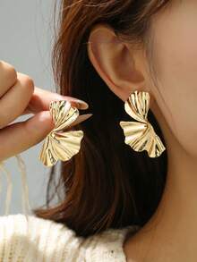 1 Pair Gold Ginkgo Leaf Earrings, Metallic Texture Design, Luxury Niche High-End Retro Elegant Earrings, 3D Leaf Shape Versatile Commuting Fashion Accessory - Multicolor - View 6