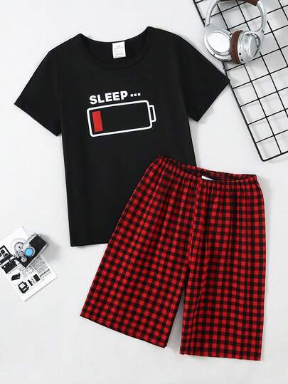 Bộ 2 món quần short in họa tiết kẻ caro đỏ đen và áo tay ngắn màu đen cho bé trai, thích hợp mặc ở nhà vào mùa xuân/hè.