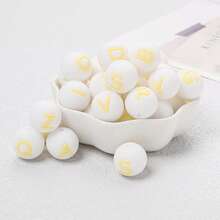 10/26颗白色底黄色字母圆形硅胶字母珠 - DIY个性化珠宝制作套装，工艺用品，适用于制作姓名手链、钥匙扣、吊坠、证件挂绳和珍珠笔