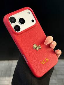 合金皮革極簡馬元素防震客製化荔枝紋金屬馬手機殼 個性化字母姓名 中國新年馬年祝福 純色手機殼 相容 Apple 17 16 15 14 Pro Max 13 12 11 Plus 生日禮物 週年禮物 結婚禮物 送給他/她的禮物 送給父母的個性化禮物 燙金 春季派對禮物 情人節 - 紅色 - 查看 7