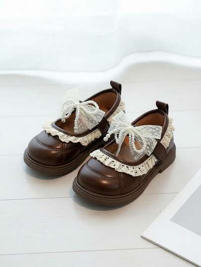 1双女童公主乐福鞋，镂空网面，珍珠蝴蝶结装饰，纯色PU材质，简约基础款设计，圆头，平底，柔软，防滑，增高鞋底，时尚可爱，适合3-15岁女孩，学生，适合派对、舞蹈、休闲、度假等场合，春夏新品。