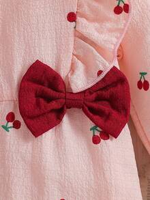 新生女宝宝可爱卡通樱桃图案圆领纽扣荷叶边撞色蝴蝶结长袖连体衣，配发带
