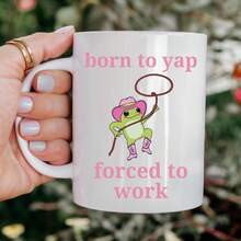 天生爱唠叨，被迫工作——趣味青蛙牛仔咖啡杯 - 粉白双色陶瓷杯，可爱牛仔青蛙图案，讽刺语录马克杯，11盎司新奇礼物，适合上班族/幽默爱好者，可放入洗碗机/微波炉，家用/办公桌茶具