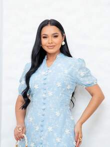 Women's Maxi Dress With Embroidered Appliqués, Puff Sleeves, Layered Skirt, V-Neck, Faux Buttons On The Bust, Elegant, Romantic And Perfect. - 淺藍色 - 查看 2