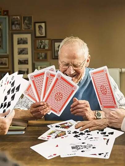 一套巨型扑克牌——尺寸是标准扑克牌的两倍，采用耐用的优质纸板制成，方便老年人和视力障碍人士阅读——是家庭游戏之夜、派对和户外娱乐的理想之选。