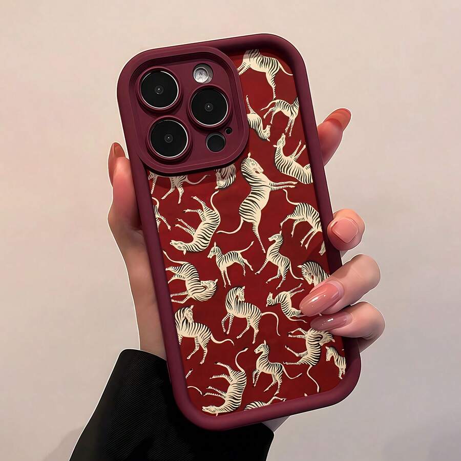 Diseño artístico con movimiento alegre de cebras sobre fondo rojo. Esta elegante funda es compatible con iPhone 17, 16, 15, 14 Pro Max, 13, 12, 11, XR y XS Plus. Fabricada en silicona de vidrio, ofrece protección contra golpes y caídas, además de una sensación superior. Es un regalo ideal para familiares, amigos y seres queridos, y una opción perfecta para Año Nuevo. - Burdeos - Ver 1