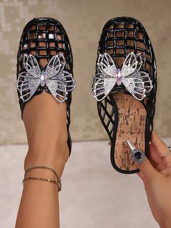 1 par de zapatos de tacón bajo tipo mule con diseño calado para adolescentes, nuevo estilo de verano con decoración de cristales y mariposas