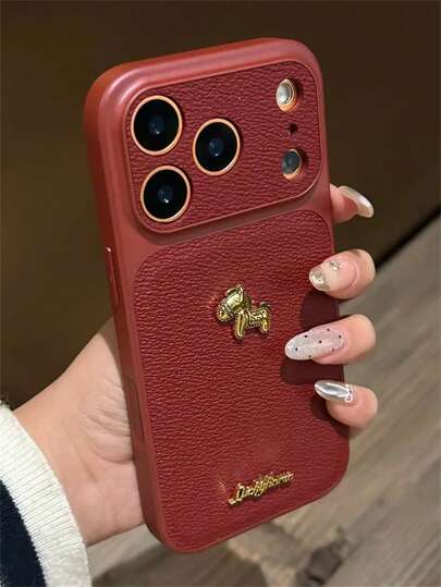 Ốp lưng điện thoại cao cấp họa tiết ngựa và vải thiều 3D, chất liệu giả da, bảo vệ camera, tương thích với iPhone 17 Pro Max, 17 Air, 16, 15, 14, 13 Pro Max, chống sốc, vỏ TPU mềm dẻo, thích hợp làm quà tặng năm mới 2026.