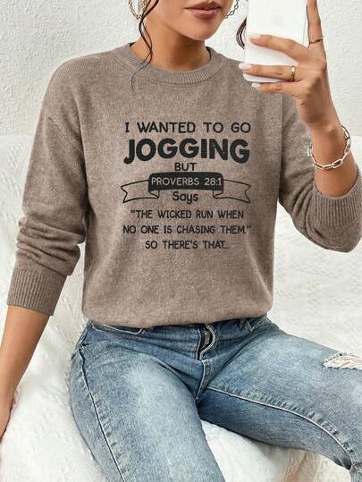 Áo thun nữ cỡ lớn in hình câu nói Cơ Đốc giáo vui nhộn, cổ tròn, tay dài, thích hợp mặc hàng ngày vào mùa xuân và thu. Áo nỉ nữ màu xám đất.