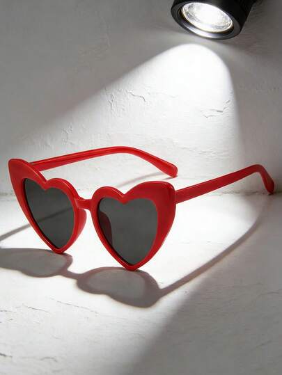 Este par de gafas con forma de corazón, elegantes y dulces, es perfecto para tomar fotos de niñas.