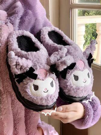 Sanrio 1 par de pantuflas de mujer Kuromi, estilo Y2K, patrón de unicolor, adecuado para todas las estaciones, cálido y antideslizante para interiores, suela suave y cómoda. La parte superior, el forro y la plantilla son de material de tela, y la suela es de material de PVC. Regalo del Día de San Valentín, regalo para fiestas.