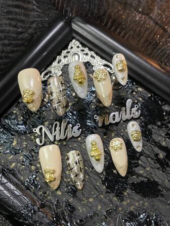 10 st. mandlar nagelakrylkit, juldekorationsset, champagne- och vit nagelkonst, gyllene franska, 3D-stereo julgran- och klocka- och snöflinga- och diamant- och jultomten nageltillbehörsdekoration, Y2K-stil nagelkonstset, handritade geometriska mönster, lämplig för kvinnor och flickor, festivaler, dagligen, sammankomster och julbruk, levereras med 1 mini nagelfil och 1 dubbelsidig självhäftande etikett, det är också en utmärkt present till flickor.