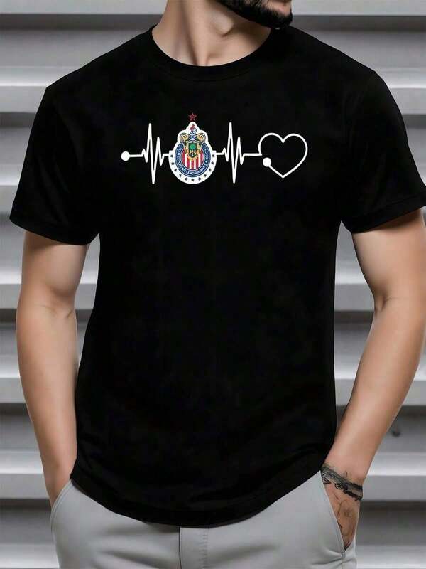 Latido que simboliza la pasión y lealtad absoluta hacia el Club Deportivo Guadalajara con su escudo en el centro unido a un corazón transmitiendo orgullo y energía camiseta de hombre 100% algodón 220g