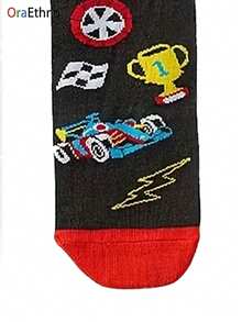 一双男士趣味F1赛车主题袜子（印有“我在看F1，请勿打扰”字样和赛车图案），卡通印花，撞色设计，吸汗防臭，柔软舒适，新颖有趣，是送给F1车迷、丈夫、男友、儿子、父亲、兄弟的酷炫礼物，适合生日、比赛日、万圣节、圣诞节、主题活动等场合，也是秋冬季必备的运动风袜子。 - 彩色 - 查看 4