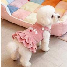 一件狗狗连衣裙，适合贵宾犬、泰迪犬、比熊犬和其他小型犬，秋冬季穿着。