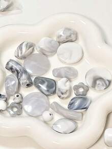 Hạt cườm hỗn hợp nhiều màu sắc chất lượng cao theo phong cách Bohemian, có lỗ, thích hợp để làm dây đeo điện thoại, dây đeo túi xách, bông tai, kẹp tóc, phụ kiện tóc. Chất liệu thủ công, đóng gói bằng bìa cứng nhỏ, chất liệu thủ công đồng bộ, chất lượng cao, tinh tế và sáng bóng. Ốp điện thoại dạng gel kem DIY, kẹp tóc gel tủ lạnh Gumei, phụ kiện trang trí bằng nhựa resin, phẳng không có lỗ. - Nhiều màu - Xem 4