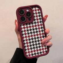 Estampado pata de gallo repetido en blanco, negro y rojo. Esta elegante funda es compatible con los modelos  17, 16, 15, 14 Pro Max, 13, 12, 11, XR y XS Plus. Fabricada en silicona de vidrio, ofrece protección contra golpes y caídas, además de una sensación superior. Es un regalo ideal para familiares, amigos y seres queridos, y una opción perfecta para Año Nuevo. - Burdeos - Ver 3