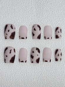 Conjunto de 10 adesivos minimalistas para unhas curtas quadradas com estampa de vaca marrom cacau, pintados à mão, para o dia a dia.