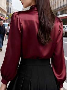 Damen elegantes Satin Weiß Langarm Lässig Bluse, vielseitige Pendler Bluse mit Schleifenkragen-Detail - einfarbig geeignet für alle Jahreszeiten, maschinenwaschbar nicht transparent, weicher & atmungsaktiver Stoff, veredelter Satin-Textur, einfarbige Krawatte für Büro & Alltag - Bordeaux - Übersicht 7