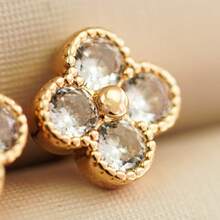 Brinco Trevo Feminino com pedras cravejadas - Dourado - Visão 4