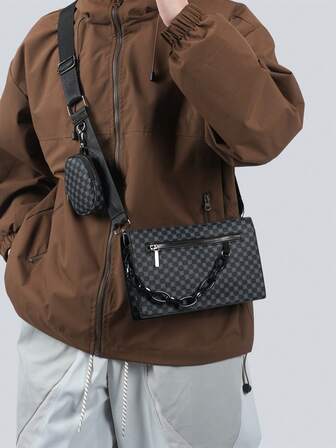 1 pezzo Borsa a tracolla quadrata in pelle PU da uomo, con cinturino regolabile, resistente ai graffi, in grado di contenere passaporto, contanti, documenti d'identità, carte di credito, con decorazione a catena leggera, adatta per pendolarismo, lavoro, ufficio, affari, ottimo anche come regalo per la Festa del Papà