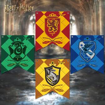 Harry Potter 1 st vintage rutflagga med elegant gyllene mönster, dekorerad med Gryffindor, Slytherin, Hufflepuff och Ravenclaw husvapen, retrodesign lämplig för fans, perfekt för rums- och trädgårdsdekor, temafester, helgdagar och födelsedagsdekor [Officiell licensierad]