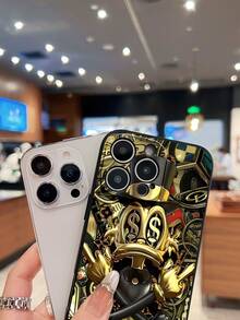 Rico McPato dorado con ojos de dinero y actitud. Esta elegante funda es compatible con los modelos  17, 16, 15, 14 Pro Max, 13, 12, 11, XR y XS Plus. Fabricada en silicona de vidrio, ofrece protección contra golpes y caídas, además de una sensación superior. Es un regalo ideal para familiares, amigos y seres queridos, y una opción perfecta para Año Nuevo. - Negro - Ver 4