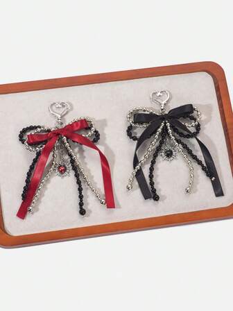 Dubbeldelad nyckelring med rosettpärlor, dekorerad med kärlekshängen och serpentiner, koreansk stil, ny ljus lyxig svart rosett, handgjord konstpärlhänge, lämplig som dekorativt hänge för väskor och nycklar, högtidsgåva, hänge till väskdekoration, väskkedja, väskberlocker, väskdekorationsnyckelring, väsktillbehör, söta coola personliga retroaccessoarer, alla hjärtans dag-present, kärlekspresent, present till familj och vänner.