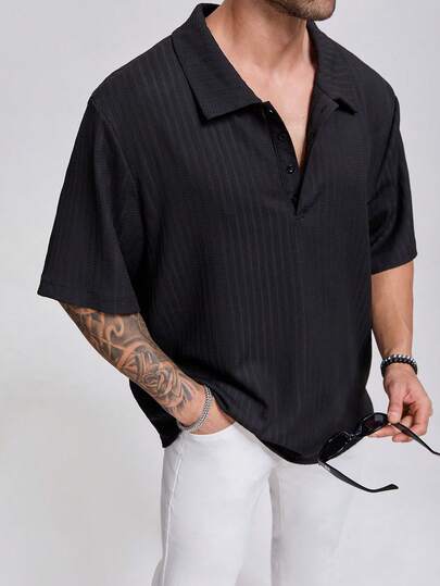 男士黑色竖条纹Polo衫，翻领单排扣短袖休闲百搭衬衫，适合节日派对、晚宴等场合，是送给父亲、男友、爸爸、朋友的完美礼物。