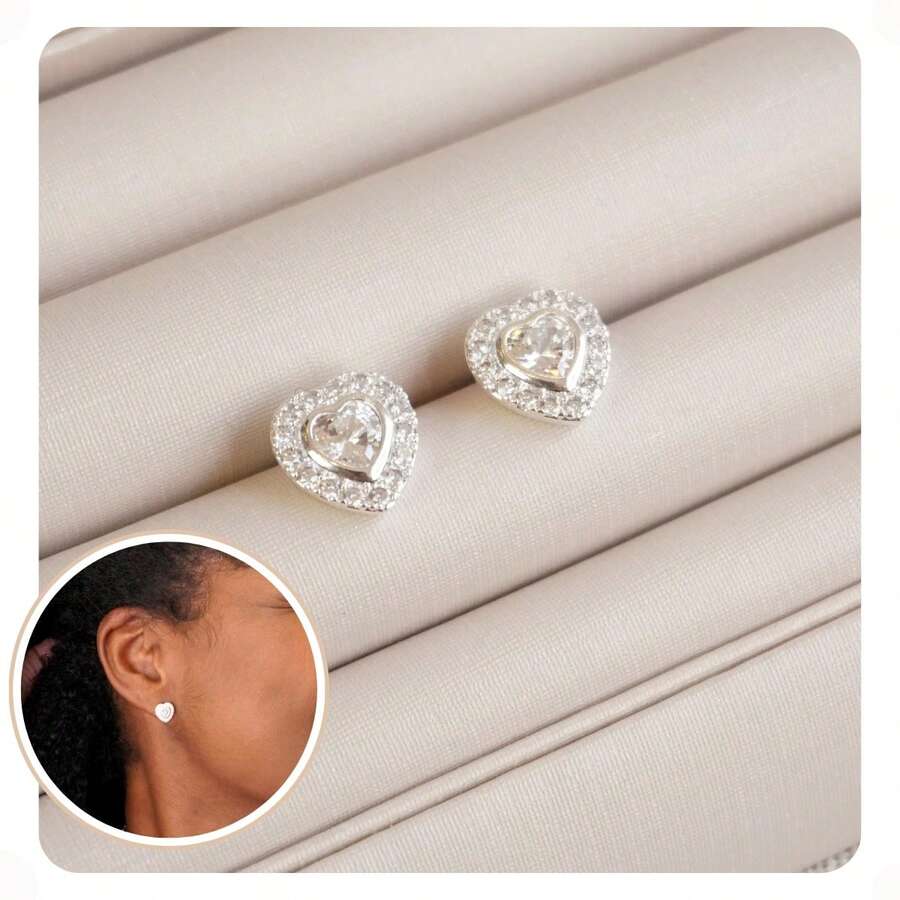 Brinco Pequeno Coração Cravejado Feminino Prateado