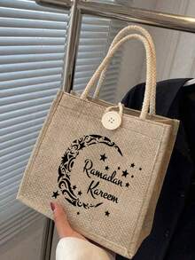 四件套斋月主题手提袋，饰有星星、月亮和字母图案，印有“Ramadan Kareem”（斋月吉祥）字样，采用亚麻材质，并配有纽扣装饰，适合斋月、诵经、开斋节、开斋饭等场合。这款多功能休闲手提袋可用于携带午餐、购物、约会、度假、通勤、日常使用，也是一份理想的斋月礼物。