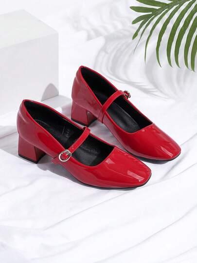 2026春夏款优雅亮面红色方头粗跟玛丽珍鞋，适合通勤、约会、购物、派对、毕业季等场合。