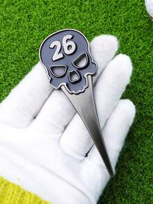 一合一高尔夫球位修补器 - 骷髅头设计 - 带帽夹的高尔夫球标记器套装 - 防水耐用的高尔夫球场配件 - 高尔夫球手的理想礼物 - 小巧便携，适合户外使用 - 高尔夫球场维护工具、高尔夫球维修工具、高尔夫球包配件、高尔夫球维修、完美的高尔夫礼品套装