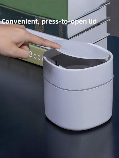 1个白色塑料迷你桌面垃圾桶，圆柱形翻盖设计，带盖，适用于办公桌、床头柜、汽车中控台等场所，2升容量，可爱小巧，节省空间，轻便时尚，易于清洁，用途广泛，适用于宿舍、工作室、卧室、客厅和办公室等环境。