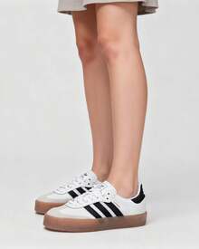 Adidas 三叶草女士复古撞色运动鞋，SAMBAE W，轻便舒适的低帮系带休闲鞋，配有半透明橡胶外底和优雅的刺绣三条纹。