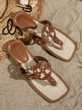 Bruna sandaler med hjärtdekoration för kvinnor, lätta, lyxiga, moderiktiga och mångsidiga festsandaler, ihåliga, vävda, avslappnade, utomhus, strandsemester, retro, bohemisk stil, rekommenderade av influencers, minimalistiska, platta sandaler i fransk stil