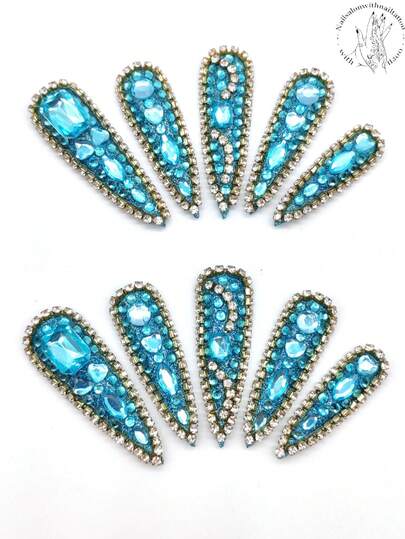 10 piezas de uñas postizas puras de prensado a mano, placa de uñas de 53 mm de largo y tacón alto delgado, con fondo azul, adornos de brillo rosa, líneas de joyería cuadradas con diamantes dorados que cubren alrededor de la placa de uñas, rhinestones azules que cubren la parte central, rhinestones con forma de corazón y rhinestones grandes para decorar la placa de uñas. Placa de uñas linda, placa de uñas puntiaguda.