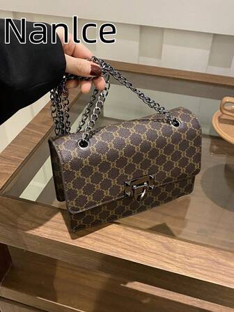 Enfärgad, trendig, lätt och lyxig axelväska